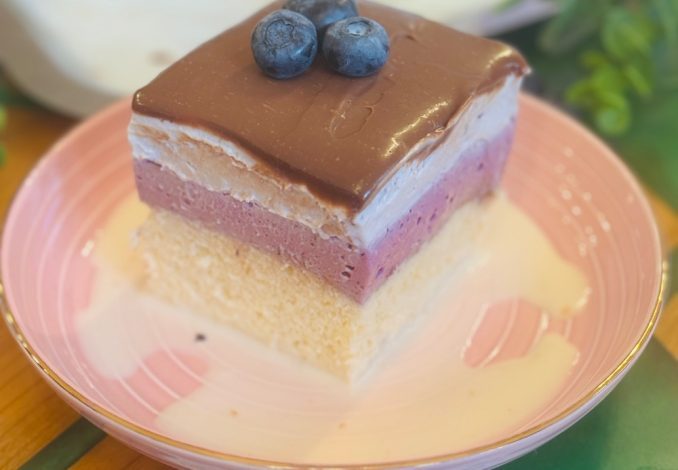 Prăjitura Trilece cu afine și ciocolată sau Tres Leches