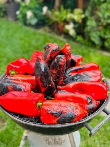 Salată de ardei copți cu morcovi și pătrunjel