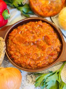 Zacuscă țărănească de vinete cu legume coapte