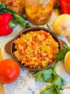 Tocană de legume cu orez la borcan pentru iarnă