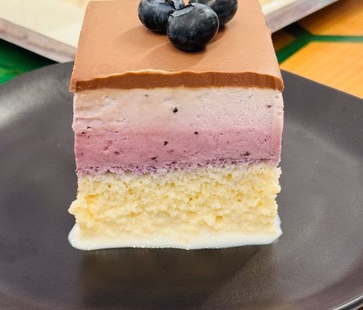 Prăjitura Trilece cu afine și ciocolată sau Tres Leches