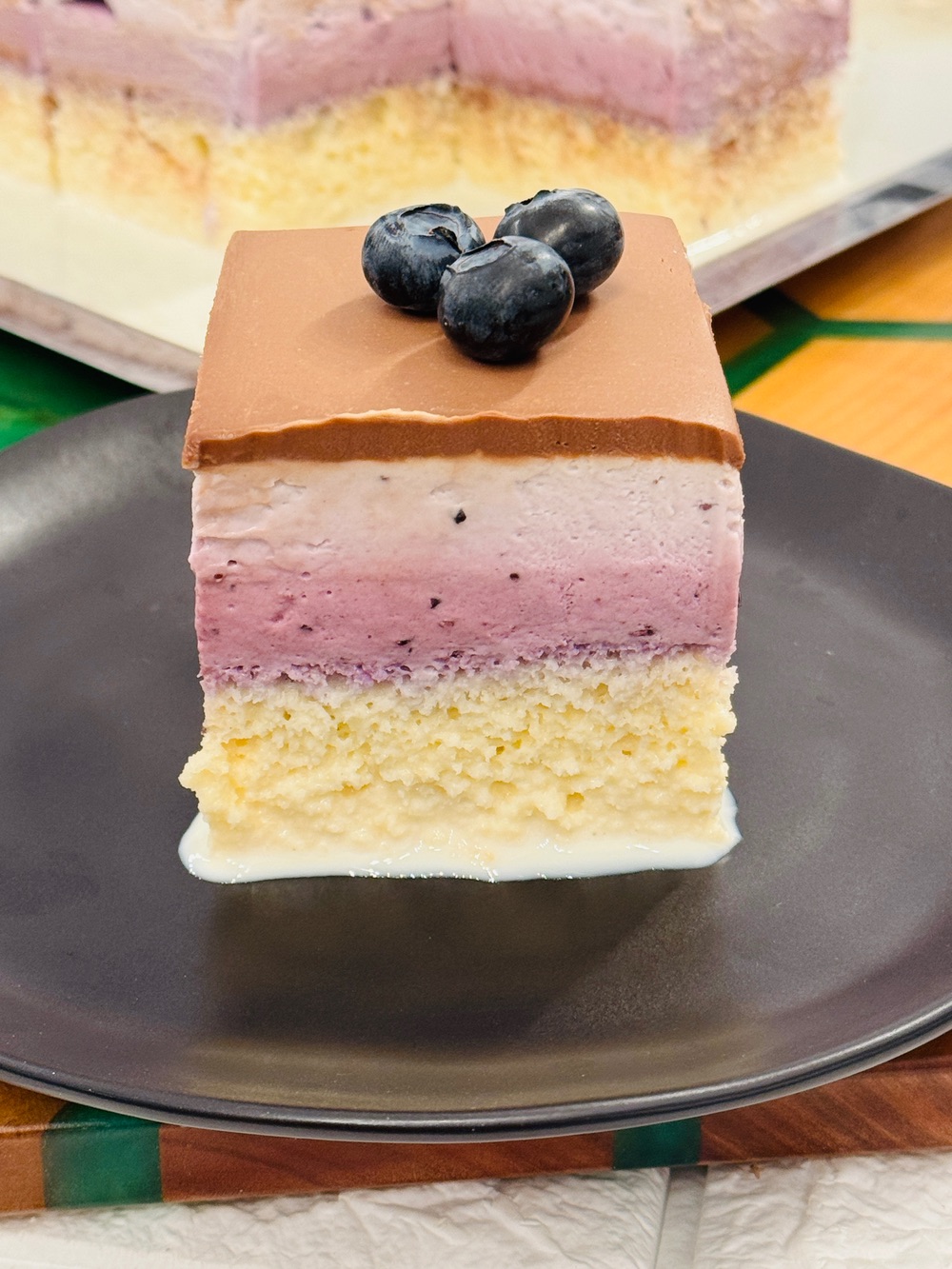 Prăjitura Trilece cu afine și ciocolată sau Tres Leches