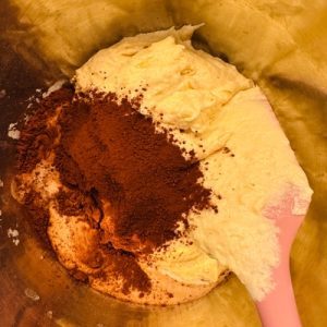 Chec marmorat cu ciocolată și vanilie glazurat cu ciocolată