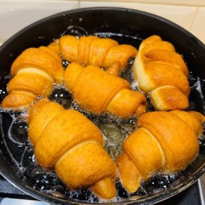 Gogoși Cornulețe pufoase și rumene ca la bunica