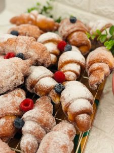 Gogoși Cornulețe pufoase și rumene ca la bunica