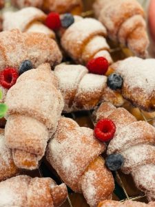Gogoși Cornulețe pufoase și rumene ca la bunica
