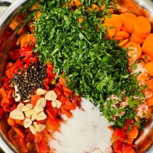 Salată de ardei copți cu morcovi și pătrunjel