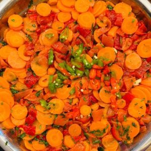 Salată de ardei copți cu morcovi și pătrunjel