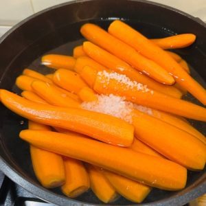 Salată de ardei copți cu morcovi și pătrunjel