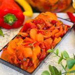 Salată de ardei copți cu morcovi și pătrunjel