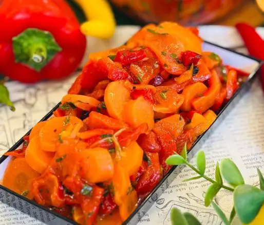 Salată de ardei copți cu morcovi și pătrunjel