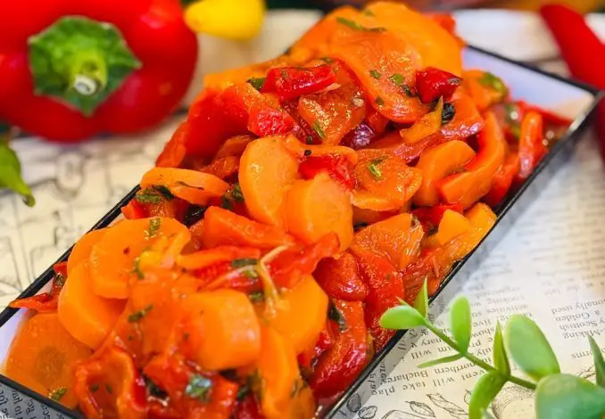 Salată de ardei copți cu morcovi și pătrunjel