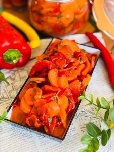 Salată de ardei copți cu morcovi și pătrunjel