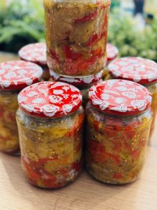 Salată de vinete cu ardei copți la borcan pentru iarnă
