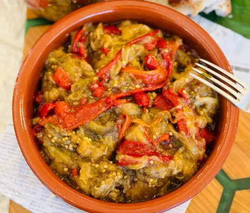 Salată de vinete cu ardei copți la borcan pentru iarnă