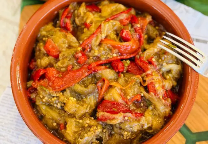 Salată de vinete cu ardei copți la borcan pentru iarnă