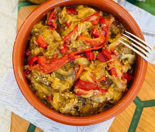 Salată de vinete cu ardei copți la borcan pentru iarnă