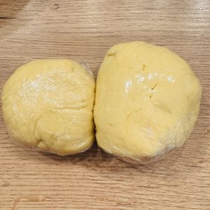 Prăjitură simplă și rapidă cu prune și cremă de vanilie