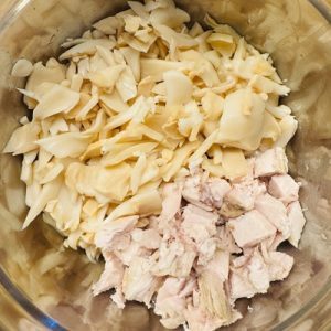 Salată de pui cu ciuperci și iaurt