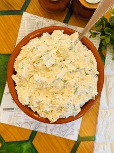 Salată de pui cu ciuperci și iaurt