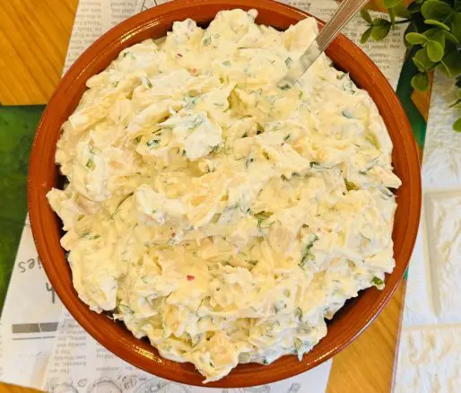 Salată de pui cu ciuperci și iaurt