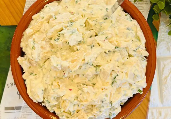 Salată de pui cu ciuperci și iaurt