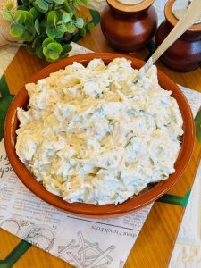 Salată de pui cu ciuperci și iaurt