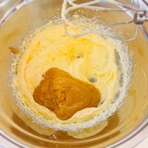 Prăjitura Crem Vanila cu nucă și caramel
