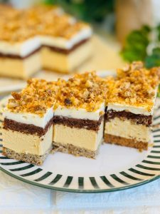 Prăjitura Crem Vanila cu nucă și caramel