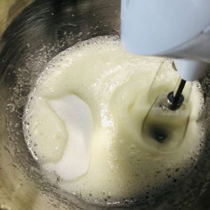 Prăjitura Crem Vanila cu nucă și caramel