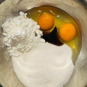 Prăjitura Foi cu miere, magiun de prune, nuci coapte și cremă de vanilie