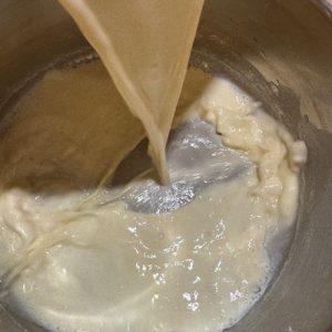 Prăjitura Foi cu miere, magiun de prune, nuci coapte și cremă de vanilie