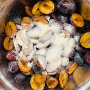 Prăjitură cu brânză și prune