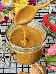 Ruladă de clătită cu ciocolată și cremă pralină cu nuci