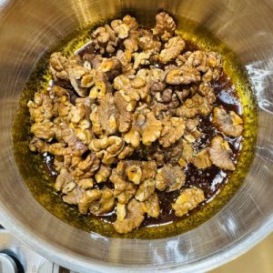 Ruladă de clătită cu ciocolată și cremă pralină cu nuci