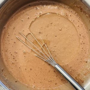 Ruladă de clătită cu ciocolată și cremă pralină cu nuci