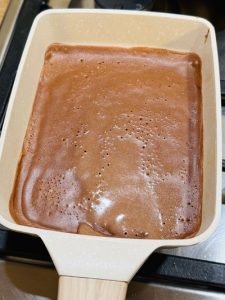 Ruladă de clătită cu ciocolată și cremă pralină cu nuci
