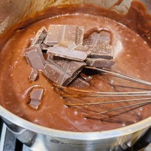 Ruladă de clătită cu ciocolată și cremă pralină cu nuci