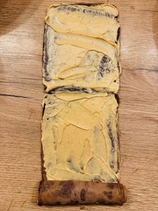 Ruladă de clătită cu ciocolată și cremă pralină cu nuci