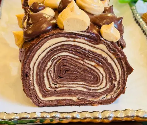 Ruladă de clătită cu ciocolată și cremă pralină cu nuci