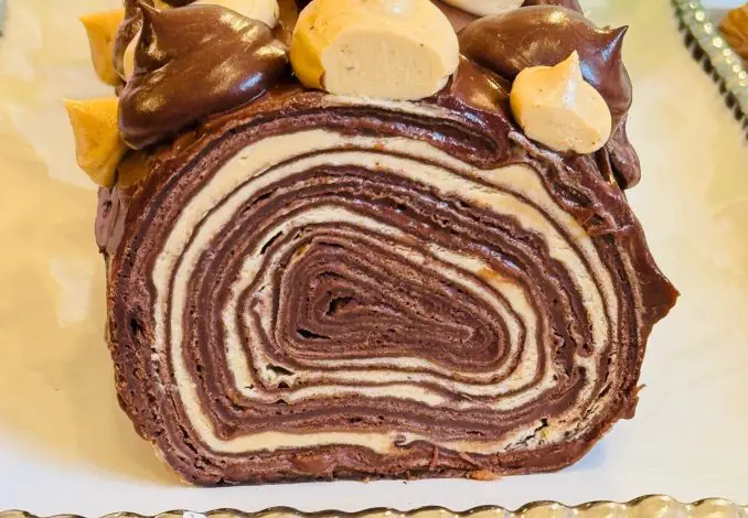 Ruladă de clătită cu ciocolată și cremă pralină cu nuci