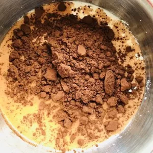 Ruladă de clătită cu ciocolată și cremă pralină cu nuci