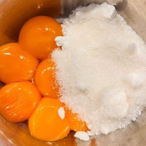 Ruladă de clătită cu ciocolată și cremă pralină cu nuci
