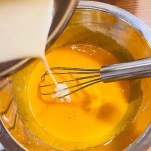Ruladă de clătită cu ciocolată și cremă pralină cu nuci