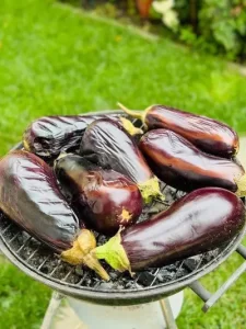 Salată de vinete cu ardei copți și usturoi la borcan