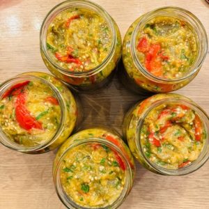 Salată de vinete cu ardei copți și usturoi la borcan
