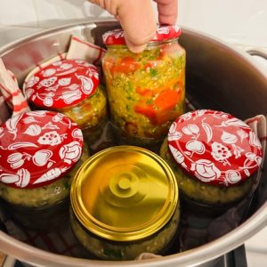 Salată de vinete cu ardei copți și usturoi la borcan