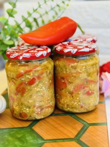 Salată de vinete cu ardei copți și usturoi la borcan