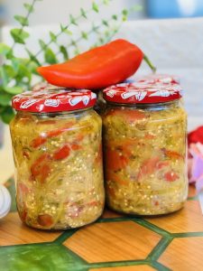 Salată de vinete cu ardei copți și usturoi la borcan
