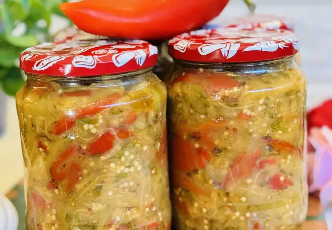 Salată de vinete cu ardei copți și usturoi la borcan